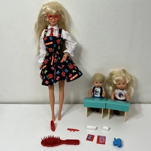Barbie Maestra 13914 Clase Rubia Morena 2 Estudiantes Niña Niño Escritorio LEER De Colección Años 90 - Imagen 1 de 11