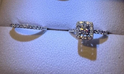 18K WHITE GOLD 0.50CT T.W. NATURAL DIAMONDS ENGAGEMENT RING, 3.1 GRAMS, SIZE 8.5 - Image 1 of 4