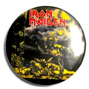 Distintivo spilla bottone con licenza IRON MAIDEN 1,25" prodotto nel 1982 - Foto 1 di 4