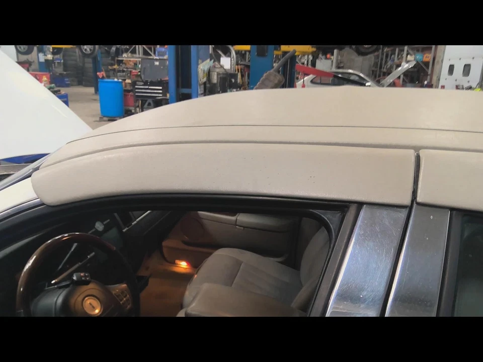 Used Front Left Door Assembly Front fits: 2003 Lincoln & TOWN CAR L. w/keyless e Foto 1 de 4