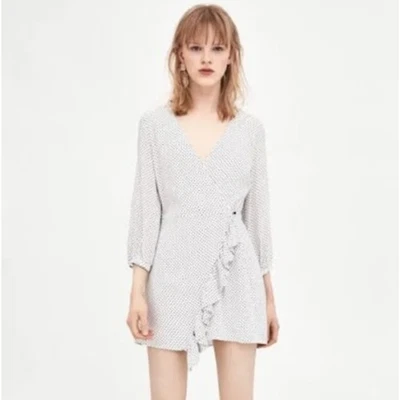 Mini mameluco envolvente a lunares blanco negro con volantes viscosa manga larga XS de Zara  Foto 1 de 4