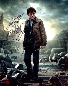 Daniel Radcliffe Signed Photo - Harry Potter - Picture 1 of 2