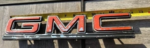 1975 - 1995 GMC G SERIES VAN REAR DOOR EMBLEM OEM 14052254 OE GM GMC EMBLEM - Foto 1 di 4