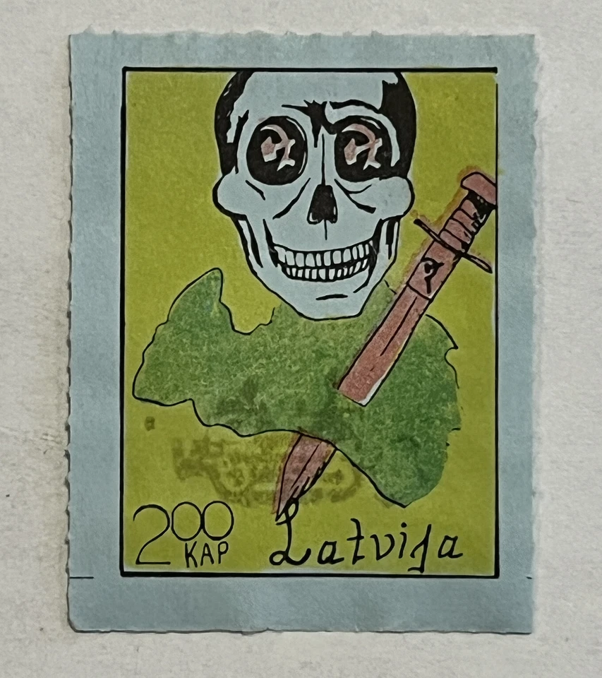 RARO SELO DE PROPAGANDA ANTI-RÚSSIA DOS ANOS 1960 CAVEIRA E PUNHAL ATRAVÉS DO EXÍLIO DA LETÔNIA - Imagem 1 de 2