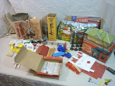 Gran Lote De Colección Marx O Calibre Plástico Tren Ferroviario Accesorios COMO ESTÁ 25I019 Foto 1 de 4