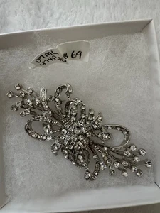Elegant Silver Crystal Brooch - Picture 1 of 3