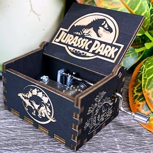 JURASSIC PARK V1 Spieluhr Holz manuelle Kurbel graviert Verlobung Hochzeitsgeschenk - Bild 1 von 9