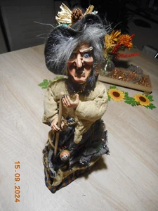 Hexe mit Besen Kräuterfee Figur Herbstinnendekoration 36 cm Variante 1 - Picture 1 of 3