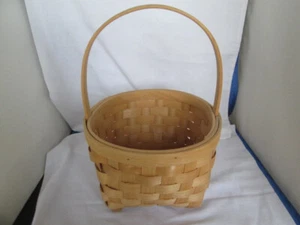 Cesta de Pascua tejida vintage 12 3/4" de alto 9 1/2" a través de parte inferior cuadrada parte superior redonda - Imagen 1 de 5
