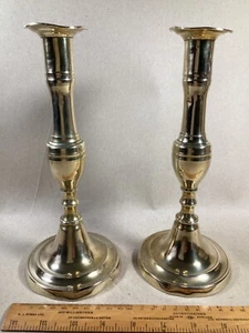 PAR DE CANDELABROS GEORGIANOS DE LATÓN. BASE REDONDA, DOBLE COSTURA. 9”H. - Imagen 1 de 11