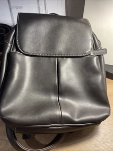 Schwarzer Rucksack Handtasche Nine West, veganes Leder, Reißverschluss hinten, EUC, vorne 2 Taschen - Bild 1 von 6
