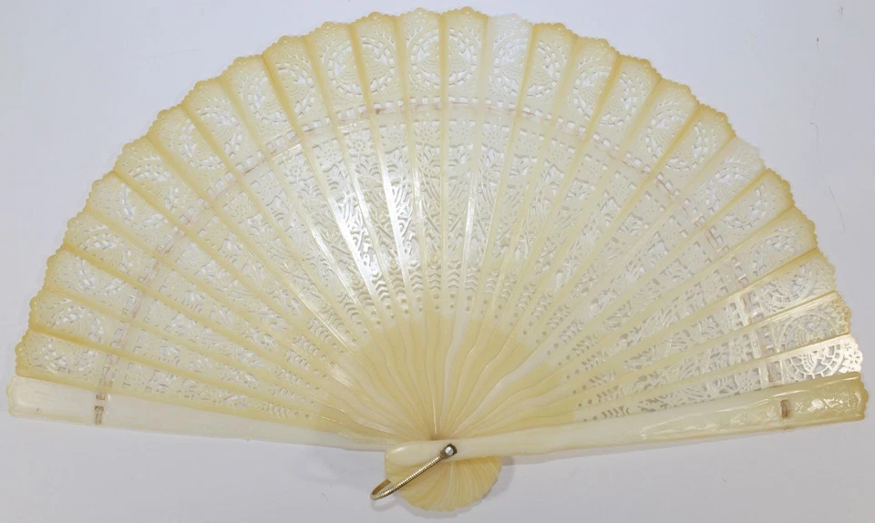 "Abanico de mano de celuloide vintage diseño de encaje perforado años 50-60 motivo de dama bailando 7""" Foto 1 de 1
