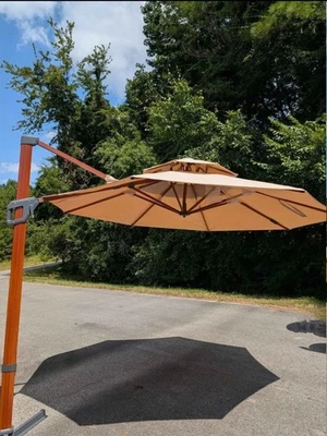 Наружный зонт-падио. Совершенно новый 11 футов поворачивается на 360 °. - Изображение 1 из 4