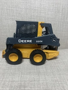 TBE45461 John Deere ERTL 1/16 320E Skid Steer Prestige Collection - Picture 1 of 15