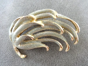 VINTAGE UNSIGNED MONET PIN BROOCH LEAF DESIGN SAGE GREEN ENAMEL GOLD TONE LOVELY - Picture 1 of 9