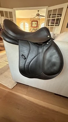 "Silla de montar Devoucoux Biarritz de 17"" con tecnología 3D3 para un mejor ajuste y rendimiento" Foto 1 de 4