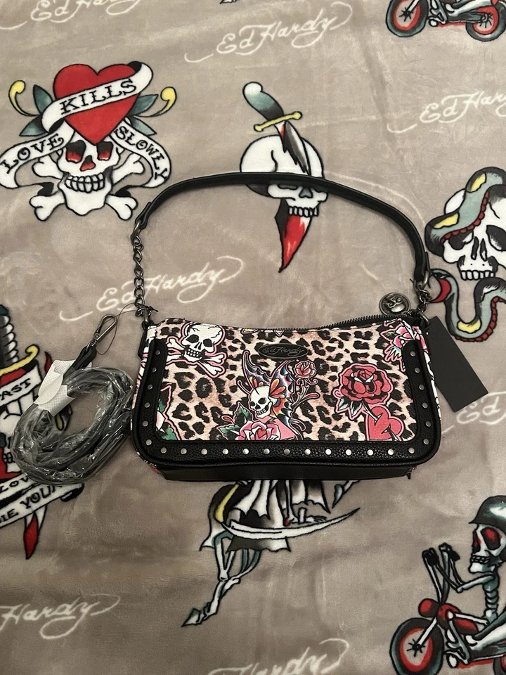 Bandolera/hombro con tachuelas Ed Hardy nueva con etiquetas - Calavera, corazones y más - Estampado de leopardo Foto 1 de 4