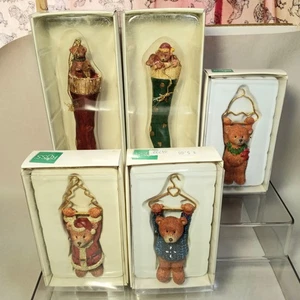 Russ Berrie Bären aus der Vergangenheit Weihnachtsschmuck Set 5 Stück Strumpf Weihnachtsmann - Bild 1 von 13