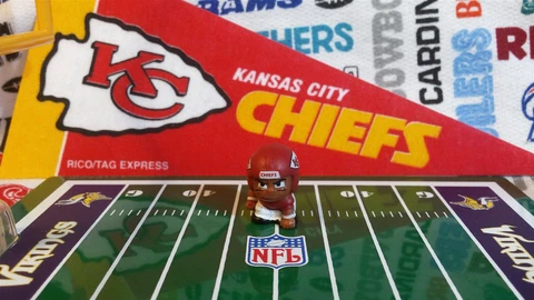 2016 NFL Series 5 Teenymates Kansas City Chiefs Lineman (3-pt stance) figure Cover