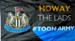 NEWCASTLE UNITED Oficial Howay The Lads Toon Ejército NUFC Cresta 5' x 3' Bandera - Imagen 1 de 5