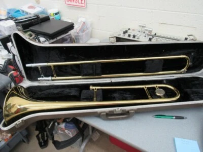 Trombón de latón Buescher Aristocrat, EE. UU., buen estado, con estuche y boquilla Foto 1 de 2