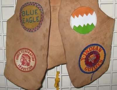 DE COLECCIÓN - CHALECO DE GAMUZA GENUINA PARA NIÑOS EN EL PECHO 28" CON APLIQUES EN LA PARTE DELANTERA Y TRASERA Foto 1 de 4