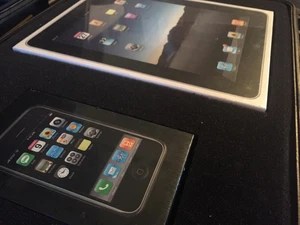 Sealed Apple iPhone 1st Generation 4GB Bundle - Picture 1 of 7