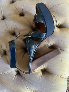 LANVIN CHUNKY HEELS $ Navy Patent Leather Platform Sandals T-Strap HARDWARE 40 9 - Picture 1 of 8