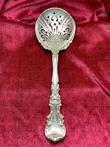 Avalon von International Sterlingsilber durchbohrte Erbse Servierlöffel 8,5" - Bild 1 von 6
