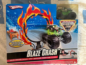 Hot Wheels Monster Jam Grave Digger 1:64 BLAZE CRASH Action Set 2008 BRAND NEW