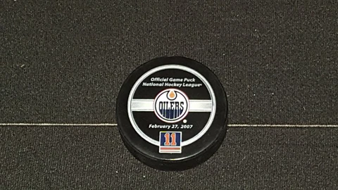 MARK MESSIER JERSEY RETIREMENT NIGHT OFFICIAL GAME PUCK EDMONTON OILERS NHL Cover