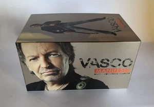 VASCO ROSSI MANIFESTO DISCO & VIDEOGRAFIA COMPLETA BOX 18 CD + 7 DVD NUOVO - Imagen 1 de 3