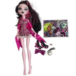 Monster High Dawn Of The Dance Draculaura selten 2008 mit Zubehör - Bild 1 von 5