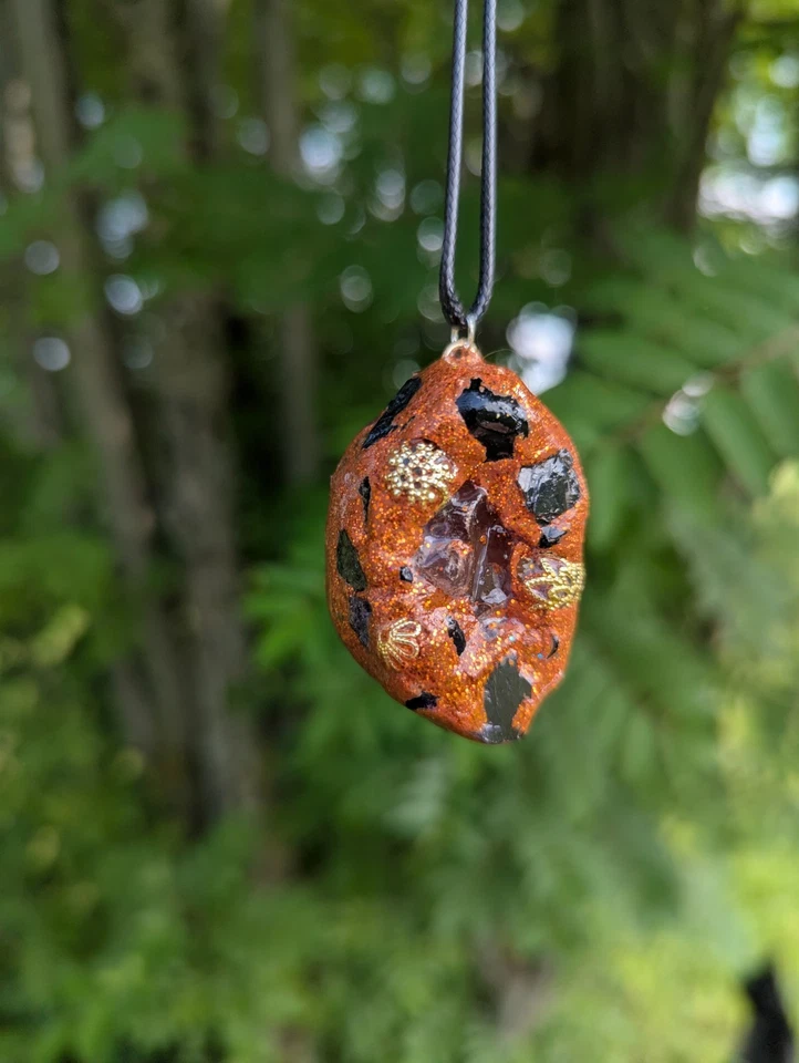 Collar de orgonita 'pastel de frutas' para protección, conexión a tierra y fuerza personal Foto 1 de 4