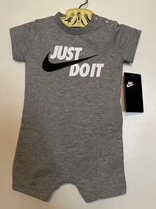 Nike Baby Junge Strampler Größe 6M ~ grau *NEU - Bild 1 von 1