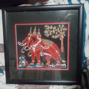Estampado tailandés sobre seda "Erawan" El elefante de 3 cabezas 16,5" X 16,5" - Imagen 1 de 3