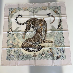 Bufanda cuadrada de seda Hermes Carre 90 DIP DYE Jungle Love rosa claro leopardo con caja - Imagen 1 de 24