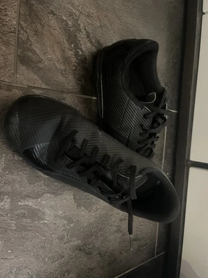 Nike Kinder Hallenfußballschuh Mercurial Gr.: 36,5 Schwarz - Bild 1 von 4