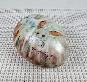 "Huevo de cerámica de conejito pintado a mano firmado Bettye Haydon - arte caprichoso de Pascua 4x3""" - Imagen 1 de 4