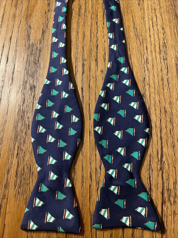 Gravata borboleta masculina ajustável vintage em excelente estado usado Alynn seda EUA estampa veleiro - Imagem 1 de 4