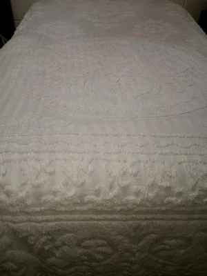 White Chenille King Size Bedspread & 3 Reg Shams 100% Cotton Fringe 120"x120" - Image 1 of 4