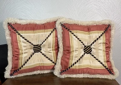 装饰枕头条纹奶油色金色红色纽扣蓬松装饰 2 件套 — 第 1/4 张图片