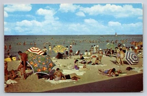 Relaxing in the Sun is Wonderful Bathers escena de playa postal vintage sin usar - Imagen 1 de 3