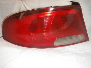 Luz trasera izquierda Dodge Stratus 2001 4 puertas - Imagen 1 de 2