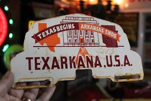 RARA INSEGNA TOPPER PIASTRA METALLO VERNICIATO TEXARKANA TEXAS INIZIA ARKANSAS END ANNI 50 - Foto 1 di 19