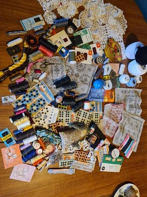 Gros Lot De Mercerie,abcd,fil,de,porte Aiguilles,oeuf ..Etc ... - Photo 1/4