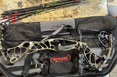 Hoyt Helix Hunting Compound Bow RH - Image 1 of 4