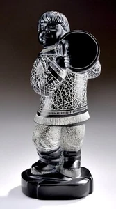 McPhee Escultura Baterista Niño - BOMA Canadiense 9" de Altura - Arte Indio - Inuit - Imagen 1 de 7