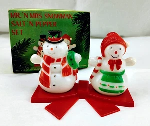 Juego de coctelera de sal y pimienta vintage JSNY de plástico Mr & Mrs muñeco de nieve con bandeja de arco rojo - Imagen 1 de 9