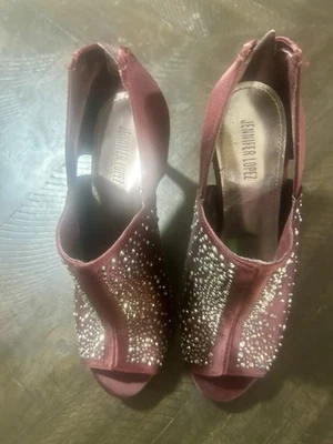Tacones peep toe adornados Jennifer Lopez Foto 1 de 4
